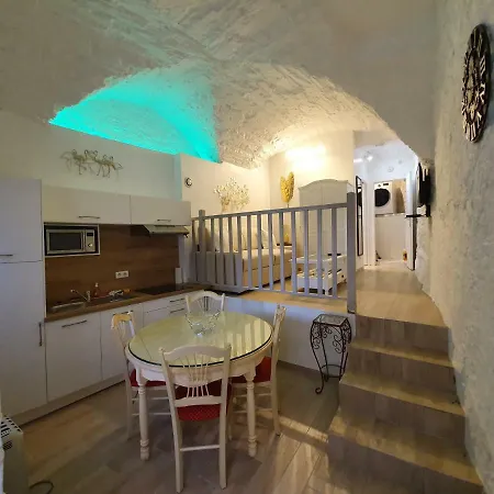 Studio Apartment *